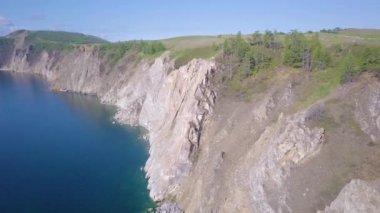 ProRes. Baykal göl kıyısı ve havadan görünümü kayalardan. Manzara.