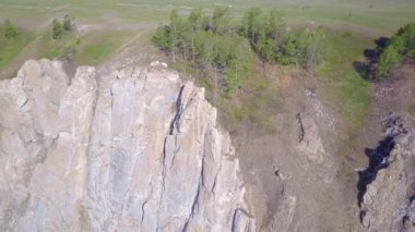 ProRes. Baykal göl kıyısı ve havadan görünümü kayalardan. Manzara.