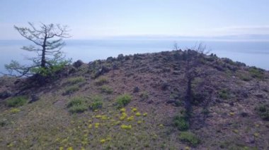 ProRes. Baykal göl kıyısı ve havadan görünümü kayalardan. Manzara.