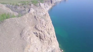 ProRes. Baykal göl kıyısı ve havadan görünümü kayalardan. Manzara.