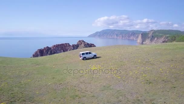 Prores Auto Rijdt Langs Oevers Van Het Baikalmeer Landschap — Stockvideo