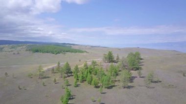 ProRes. Baykal göl kıyısı ve havadan görünümü kayalardan. Manzara.