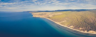 Baykal göl kıyısı ve havadan görünümü kayalardan. Manzara.