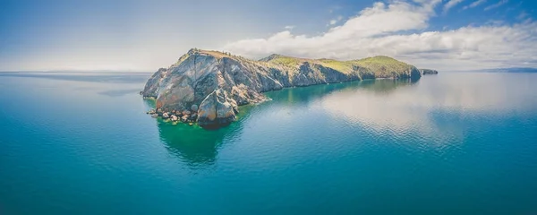 Baykal göl kıyısı ve havadan görünümü kayalardan. Manzara.