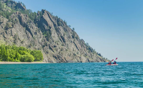 Deniz Baykal üzerinde kayak Mn. Manzara. Sibirya.