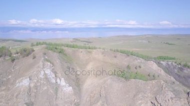 ProRes. Baykal göl kıyısı ve havadan görünümü kayalardan. Manzara.