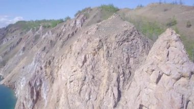 ProRes. Baykal göl kıyısı ve havadan görünümü kayalardan. Manzara.