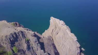 ProRes. Baykal göl kıyısı ve havadan görünümü kayalardan. Manzara.