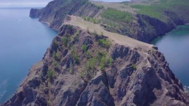 ProRes. Baykal göl kıyısı ve havadan görünümü kayalardan. Manzara.
