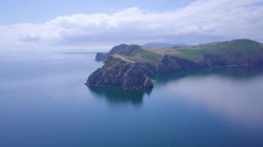 ProRes. Baykal göl kıyısı ve havadan görünümü kayalardan. Manzara.