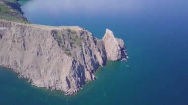 ProRes. Baykal göl kıyısı ve havadan görünümü kayalardan. Manzara.