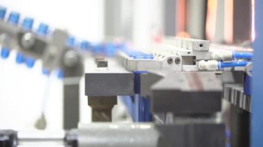 Şişe fabrikası. Endüstriyel makine-aracı. Üretim.