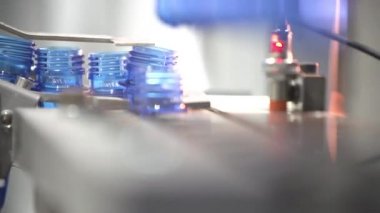 Şişe fabrikası. Endüstriyel makine-aracı. Üretim.