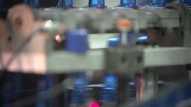 Şişe fabrikası. Endüstriyel makine-aracı. Üretim.
