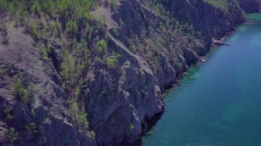 ProRes. Baykal göl kıyısı ve havadan görünümü kayalardan. Manzara.