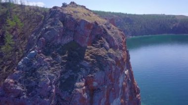 Baykal göl kıyısı ve havadan görünümü kayalardan. Manzara.