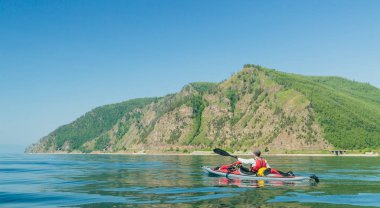 Deniz Baykal üzerinde kayak Mn. Manzara. Sibirya.