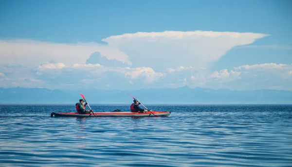 Deniz Baykal üzerinde kayak Mn. Manzara. Sibirya.