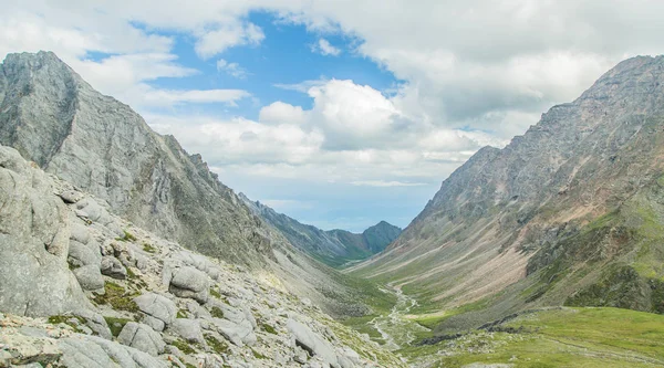 Dağ manzarası, doğa. Sibirya.