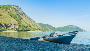 Kayık Baykal Gölü üzerinde. Manzara. Sibirya.