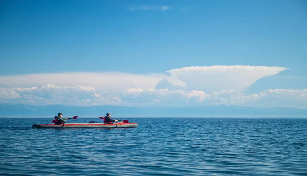 Deniz Baykal üzerinde kayak Mn. Manzara. Sibirya.
