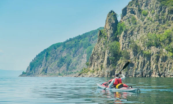 Deniz Baykal üzerinde kayak Mn. Manzara. Sibirya.