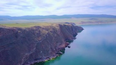 ProRes. Baykal göl kıyısı ve havadan görünümü kayalardan. Manzara.