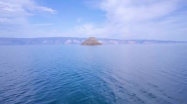 ProRes. Baykal göl kıyısı ve havadan görünümü kayalardan. Manzara.