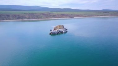 ProRes. Baykal Gölü adasında. Manzara.