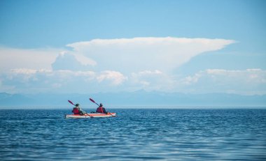 Deniz Baykal üzerinde kayak Mn. Manzara. Sibirya.