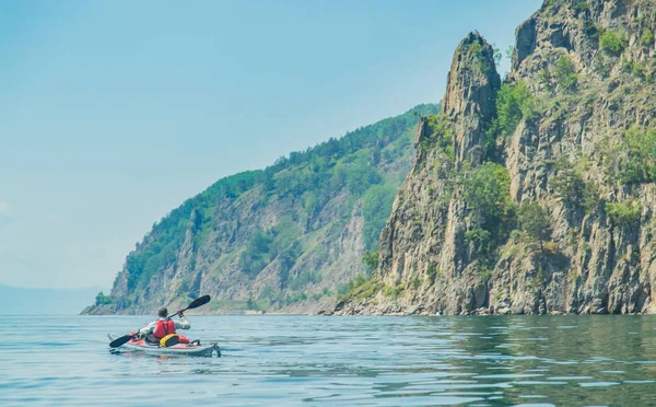 Deniz Baykal üzerinde kayak Mn. Manzara. Sibirya.