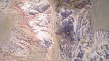 ProRes. Baykal göl kıyısı ve havadan görünümü kayalardan. Manzara.