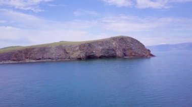 ProRes. Baykal göl kıyısı ve havadan görünümü kayalardan. Manzara.