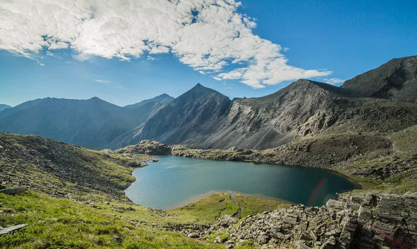 Dağ manzarası, doğa. Sibirya. Seyahat.