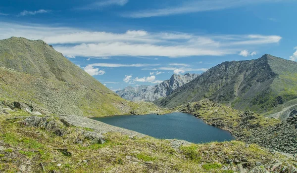 Dağ manzarası, doğa. Sibirya. Seyahat.