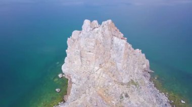 ProRes. Baykal göl kıyısı ve havadan görünümü kayalardan. Manzara.