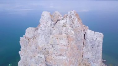 ProRes. Baykal göl kıyısı ve havadan görünümü kayalardan. Manzara.