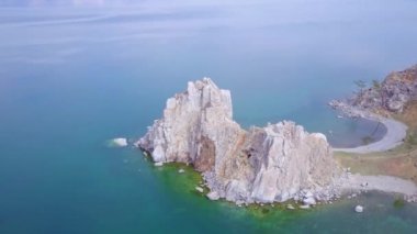ProRes. Baykal göl kıyısı ve havadan görünümü kayalardan. Manzara.