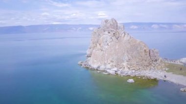 ProRes. Baykal göl kıyısı ve havadan görünümü kayalardan. Manzara.