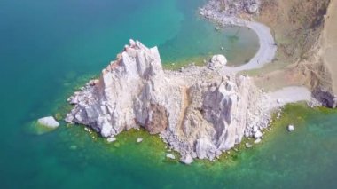 ProRes. Baykal göl kıyısı ve havadan görünümü kayalardan. Manzara.