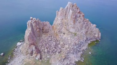 ProRes. Baykal göl kıyısı ve havadan görünümü kayalardan. Manzara.