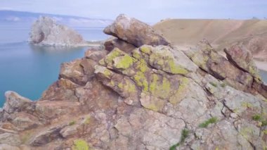 ProRes. Baykal göl kıyısı ve havadan görünümü kayalardan. Manzara.