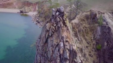 ProRes. Baykal göl kıyısı ve havadan görünümü kayalardan. Manzara.