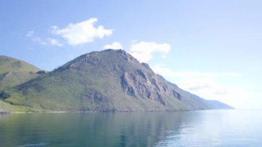 ProRes. Baykal göl kıyısı ve havadan görünümü kayalardan. Manzara.