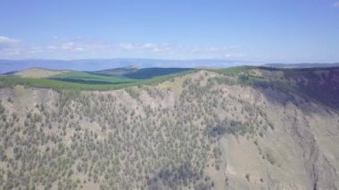 ProRes. Baykal göl kıyısı ve havadan görünümü kayalardan. Manzara.