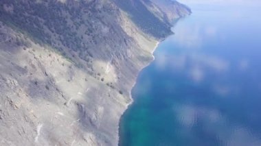 ProRes. Baykal göl kıyısı ve havadan görünümü kayalardan. Manzara.