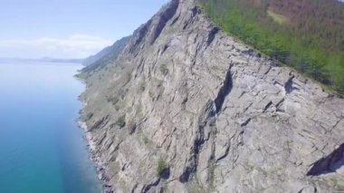 ProRes. Baykal göl kıyısı ve havadan görünümü kayalardan. Manzara.