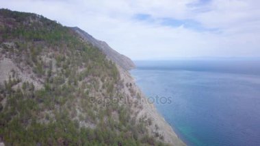 ProRes. Baykal göl kıyısı ve havadan görünümü kayalardan. Manzara.