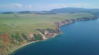 ProRes. Baykal göl kıyısı ve havadan görünümü kayalardan. Manzara.