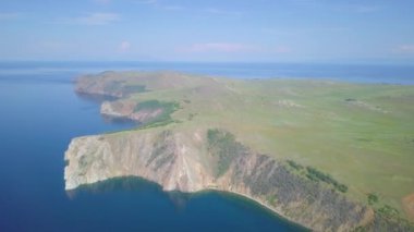 ProRes. Baykal göl kıyısı ve havadan görünümü kayalardan. Manzara.